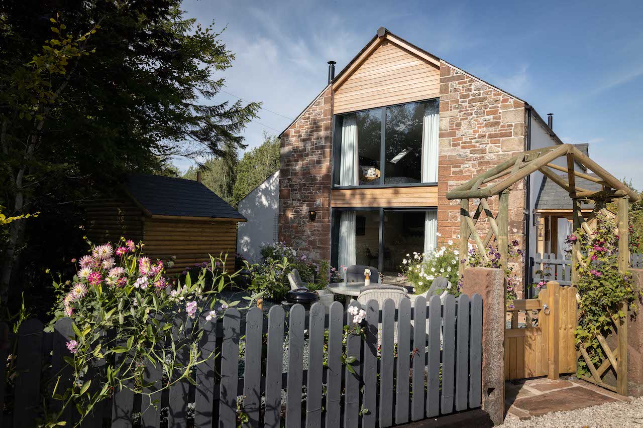 Both Dandelion and Hoglet cottages have been renovated to make the most of their gardens and the views beyond.