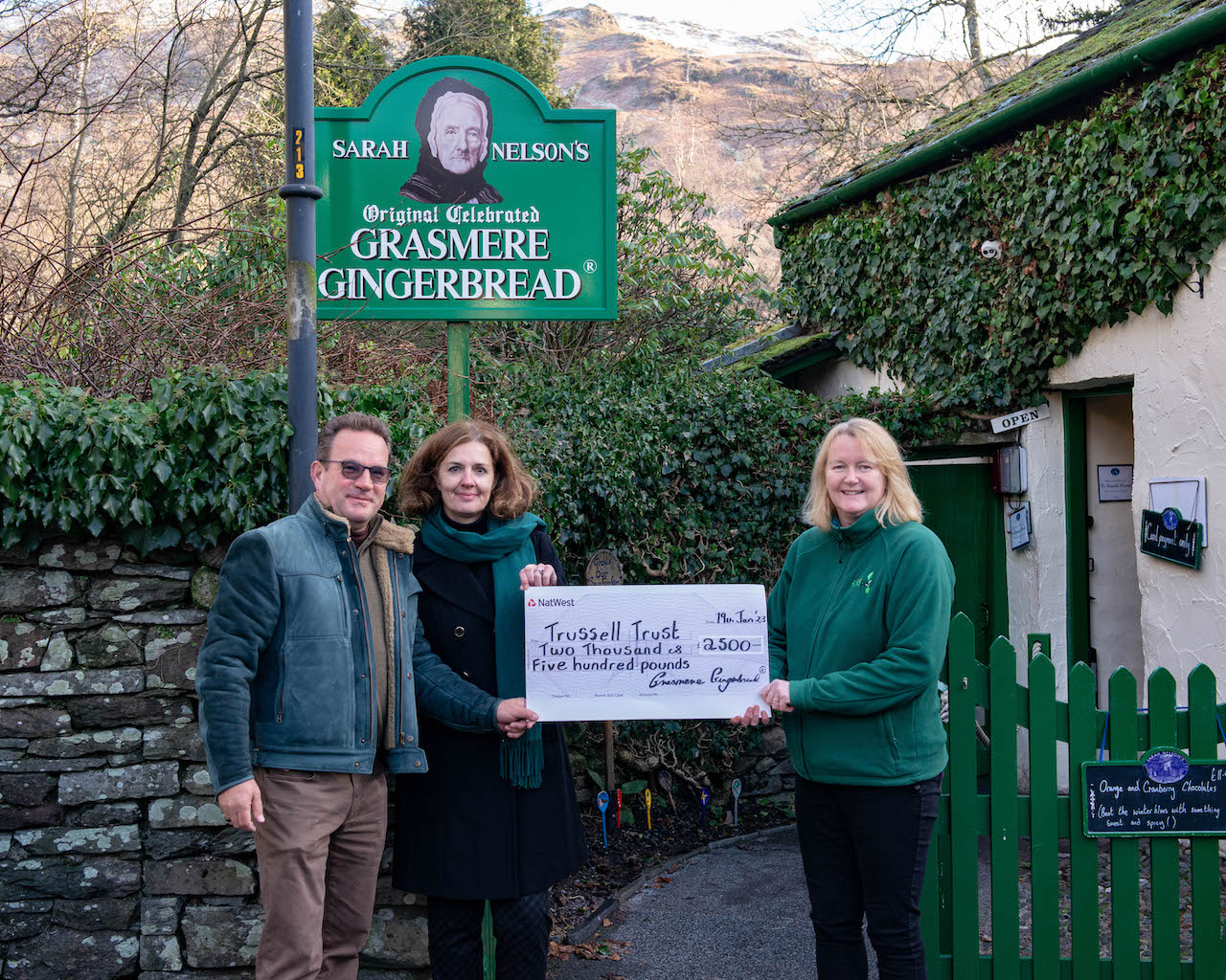 Andrew and Joanne Hunter present a cheque to Jane Robinson
