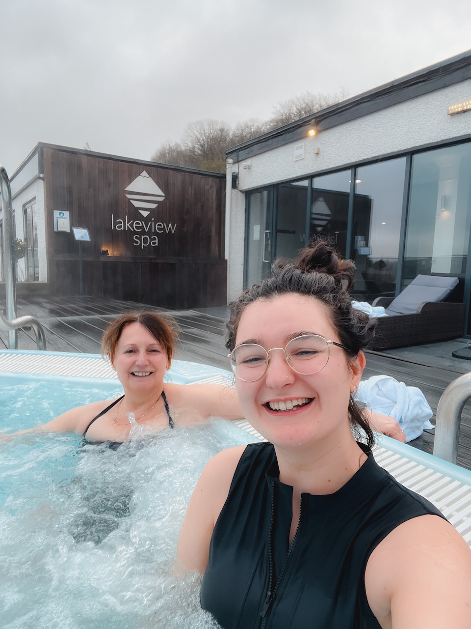 Hot tub on the balcony of the Lake View Spa